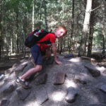 Bild: Adria klettert auf eine kleinen Hügel aus Sand und Steinen