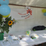 Bild: der Stand des Familienzentrums Moabit-Ost. Auf dem Tisch div. Prospekte, im Hintergrund das Banner mit Logo.