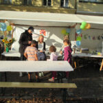 Bild: Kinder und Erwachsene vor dem Strand des Familienzentums