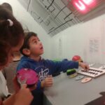 Alle Knöpfe dürfen gedrückt und ausprobiert werden | © FZM Bild: Junge drückt auf Knöpfe an einer großen Schaltstation