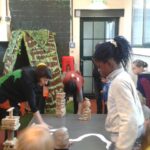 Wir bauen unsere eigene Stadt | © FZM Bild: Kinder bauen auf einem Tisch Häuser aus kleinen Holzbauklötzen