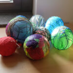 Foto: Luftballons mit Schnur oder buntem Papier ummantel auf einem Tisch