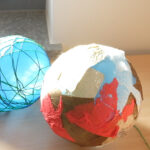 Foto: Luftballons mit Schnur oder buntem Papier ummantel auf einem Tisch