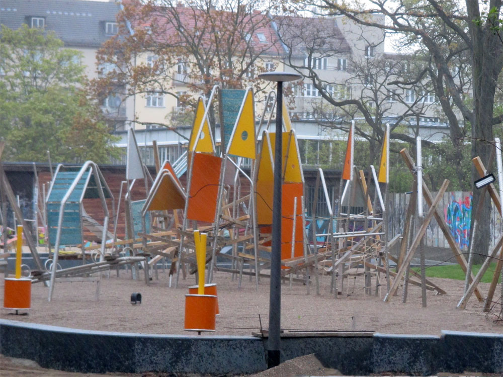 Wir besuchen den neu erbauten Spielplatz in Moabit
