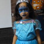 Prinzessinnen gab es auch | Foto: © FZM Foto: Mädchen mit blauem Kleid und blauer Bemalung im Gesicht blickt zum Betrachter.