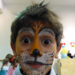 Eins der Ergebnisse | Foto: © FZM Foto: Porträt eines Junge mit bemaltem Gesicht (Motiv Tieger) und hochgezogener Augenbrauen mit Blick zum Betrachter.