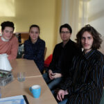 Frau Dr. Obermeyer mit den 3 Studenten | © FZM Foto: 2 Frauen unterschiedlichen Alters sitzen zwischen 2 junge Männern um einen Tisch mit Blick zum Betrachter.