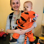 Foto: Mutter mit Kind als Tiger aus Winnie Puuh auf dem Arm