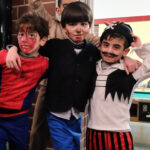 Foto: 3 Jungs als Comic-Helden verkleidet umarmen sich