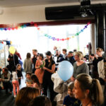 Fünf Jahre Familienzentrum Moabit-Ost - Blick ins Zillehaus | Foto: © FZM Foto: Kinder und Erwachsene halten sich im Foyer des Zillehauses auf.