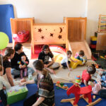 Fünf Jahre Familienzentrum Moabit-Ost - Kinder und Eltern spielen im Familienzentrum | Foto: © FZM Foto: Kinder und Erwachsene spielen im Spielzimmer des FZM