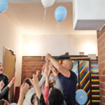 Fünf Jahre Familienzentrum Moabit-Ost - Kampf um Luftballons | Foto: © FZM Foto: Mann mit hochhaltendem Luftballon umringt von Kindern die diesen ihm abnehmen möchten.