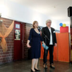 Fünf Jahre Familienzentrum Moabit-Ost - Sibylle Büchele und Wolfgang Geisenheyner (Klubheim e.V.) | Foto: © FZM Foto: Sibylle Büchele redet hinter einem Mikrofon und Wolfgang Geisenheyner (Klubheim e.V.) etwas im Hintergrund auf der Bühne