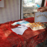 Das Projekt Wortlaut stellt sich vor | Foto: © FZM Foto: Tisch mit Formularen und anderen Gegenständen auf roter durchsichtiger Tischdecke.