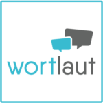 Grafik: Schriftzug "wortlaut" zweifarbig (blau/dunkelgrau), darüber zwei eckige Sprechblasen ( je eins blau und dunkelgrau)