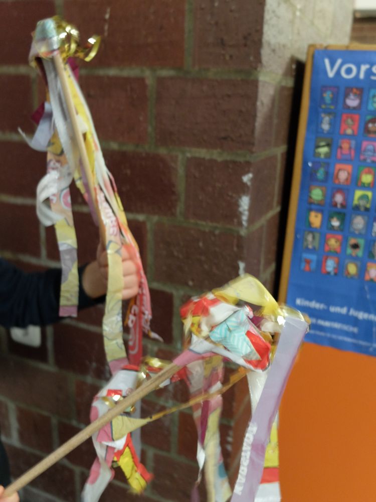 Herbstliche Fahnen wehen im Familienzentrum