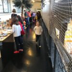 Foto: Kinder vor Exponaten