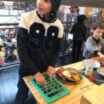 Foto: Kind tippt auf einem Taschenrechner