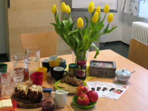 Foto: Tisch mit Blumen, Speisen und Getränken