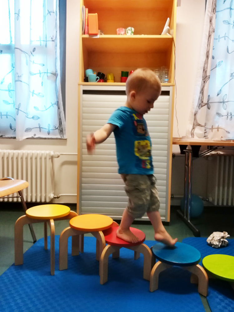 Im Familienzentrum laufen die Kinder über Tische und Stühle!