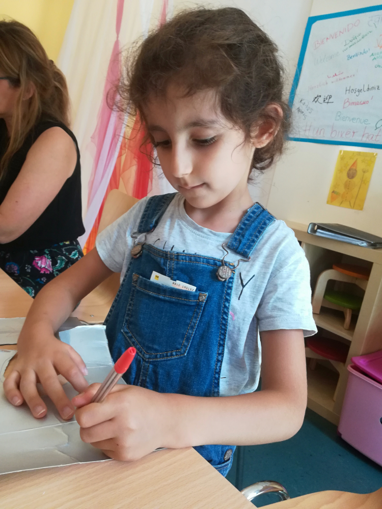 Eifrige Bastelkinder im Familienzentrum