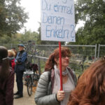 Foto: Frau mit Schild mit Schriftzug Was sagst du einmal deinen Enkeln