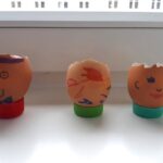 Elisa und Juliette, 3 und 4 Jahre | Foto: © FZM Foto: drei Eier-Gesichter aus Eiern gebastelt auf einer Fensterbank aufgereiht