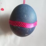 Klein aber fein | Foto: © FZM Foto: Ein blaues Osterei mit pinker Schärpe vor weißem Hintergrund