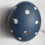 kleine Lichtblicke | Foto: © FZM Foto: Ein blaues Osterei mit weißen Punkten vor weißem Hintergrund