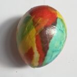 Bunte Ostern | Foto: © FZM Foto: Ein bunt beklebtes Osterei vor weißem Hintergrund