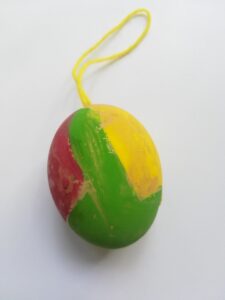 Foto: Ein bunt bemaltes Osterei