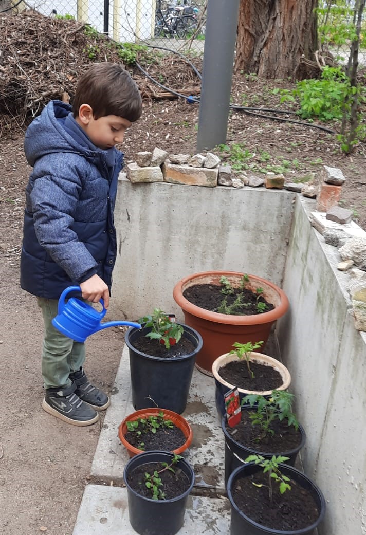 Gartenarbeit im Familienzentrum
