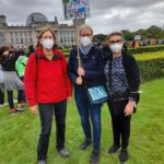 Foto: Drei Frauen auf einer Demo die Mittlere hält ein Schild mit Familienzentrum Moabit Ost for Future