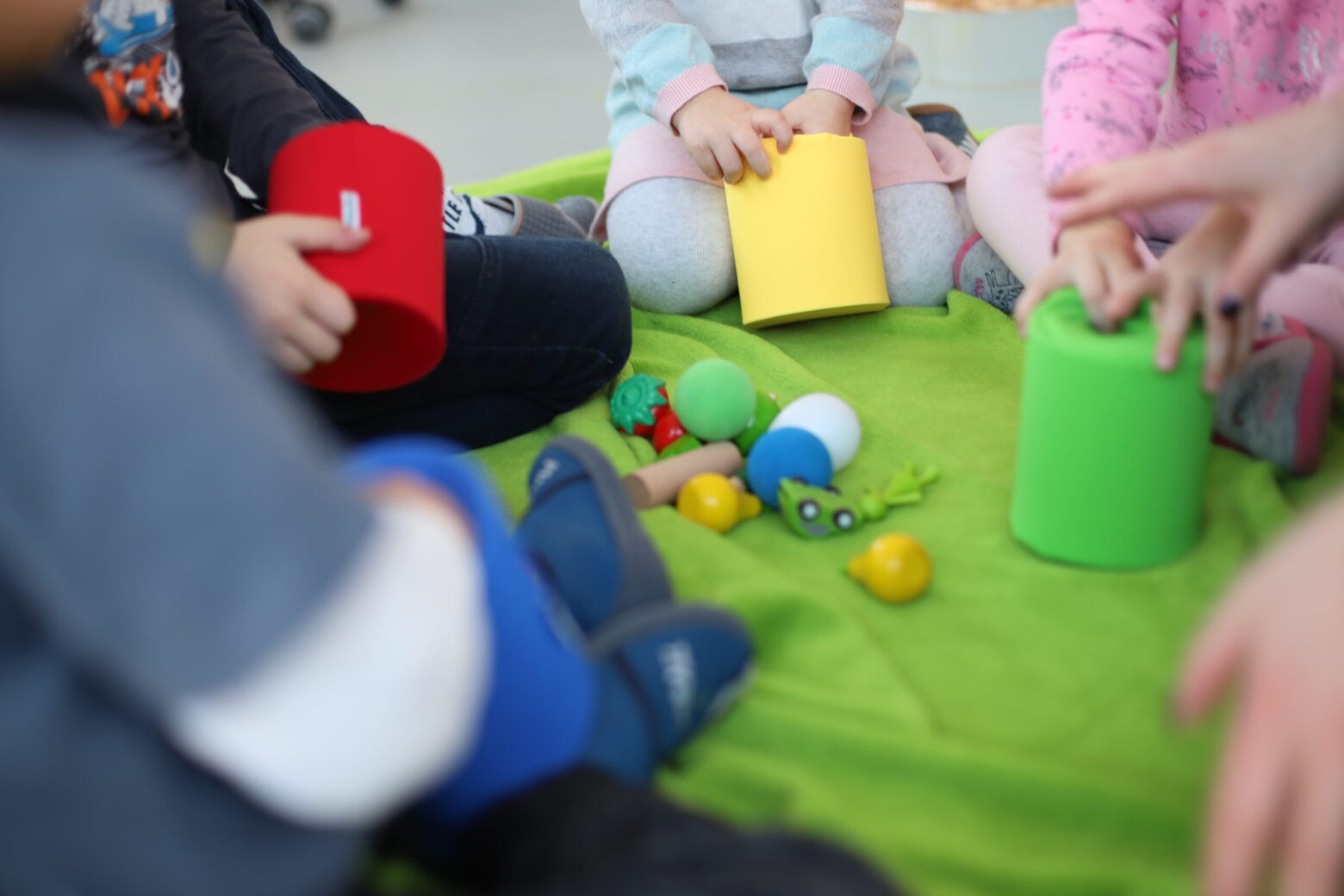 Foto: Kinder ertasten mit ihren Händen Inhalt von Dosen