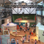 Labyrinth Kindermuseum Ausstellung „Ganz weit weg – und doch so nah" | © Labyrinth Kindermuseum Berlin, Foto: Ulrich Sülflow Bild: Labyrinth Kindermuseum - Ausstellung „Ganz weit weg – und doch so nah: Die Halle mit Marktplatz, Küche, Jurte und Schule